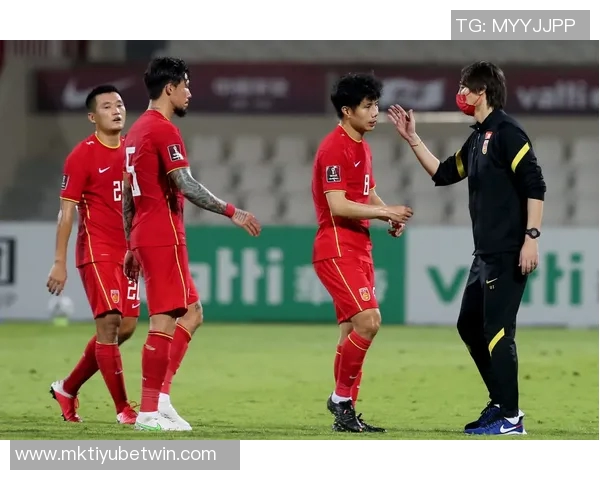 东体报道U22国足集训期间足协副主席许基仁亲临现场为球队加油助威