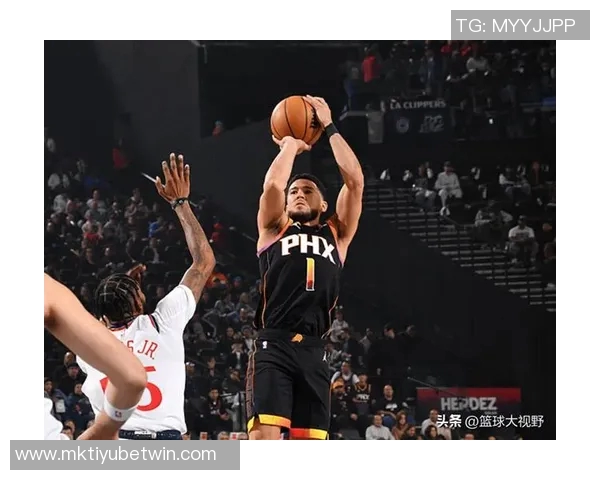 布克下半场狂砍29分却遗憾绝杀三分失手全场32分上半场表现惨淡仅得9中1 布克下半场狂砍29分却遗憾绝杀三分失手全场32分上半场表现惨淡仅得9中1